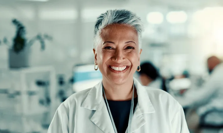 Médica sorrindo em ambiente de unidade própria Hapvida
