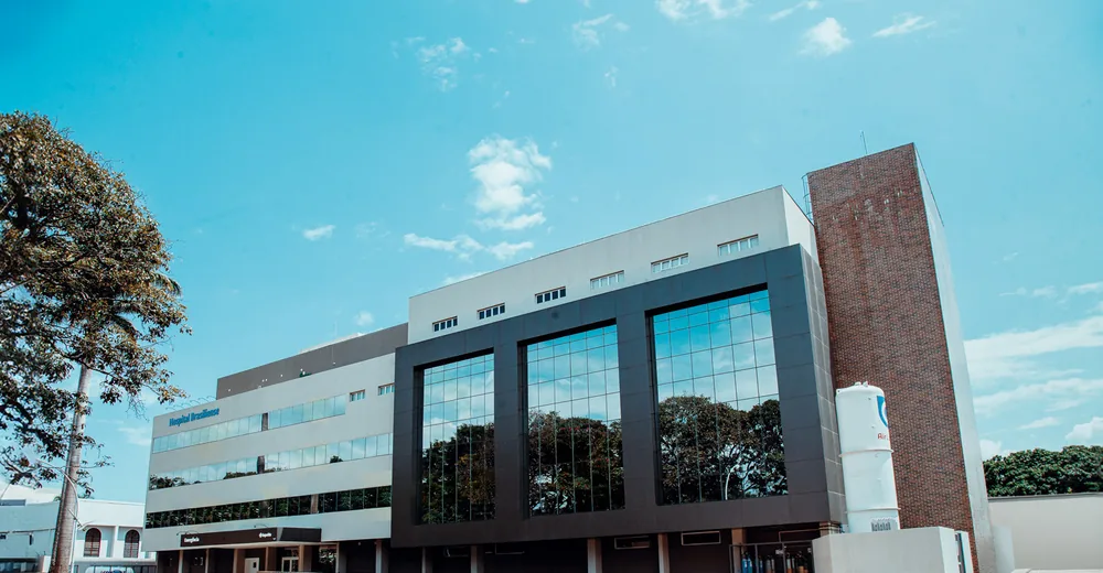 Hospital da rede própria Hapvida com fachada em vidro