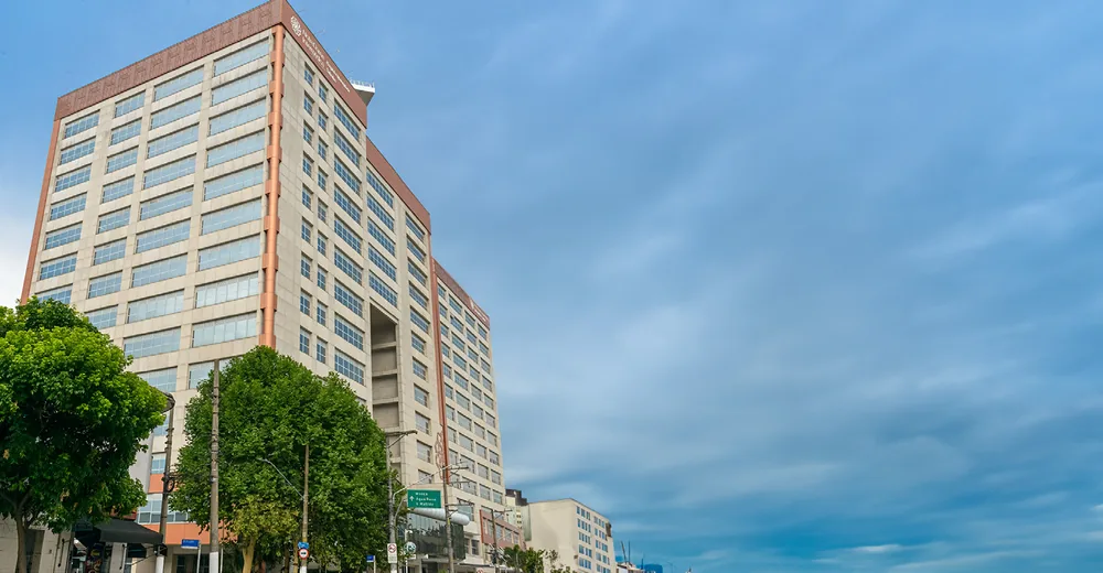 Unidade hospitalar Hapvida ao entardecer
